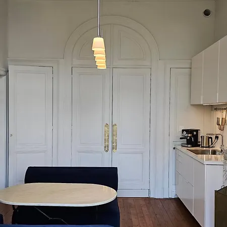 Loft Avec Balcon Dans Maison Bourgeoise - Parking Inclus - Emplacement Parfait - Calme - Elegant *