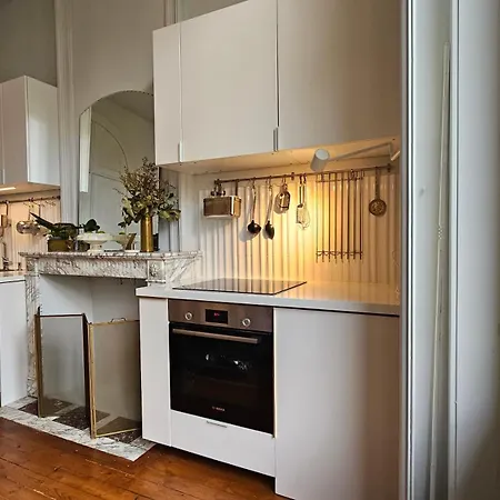 Loft Avec Balcon Dans Maison Bourgeoise - Parking Inclus - Emplacement Parfait - Calme - Elegant *