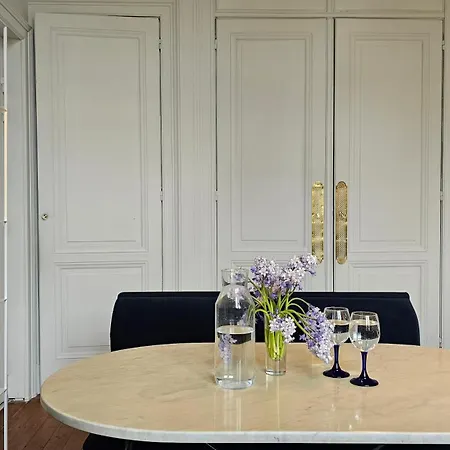 Loft Avec Balcon Dans Maison Bourgeoise - Parking Inclus - Emplacement Parfait - Calme - Elegant Appartamento *