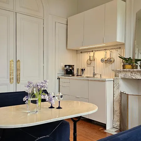 Loft Avec Balcon Dans Maison Bourgeoise - Parking Inclus - Emplacement Parfait - Calme - Elegant Appartamento